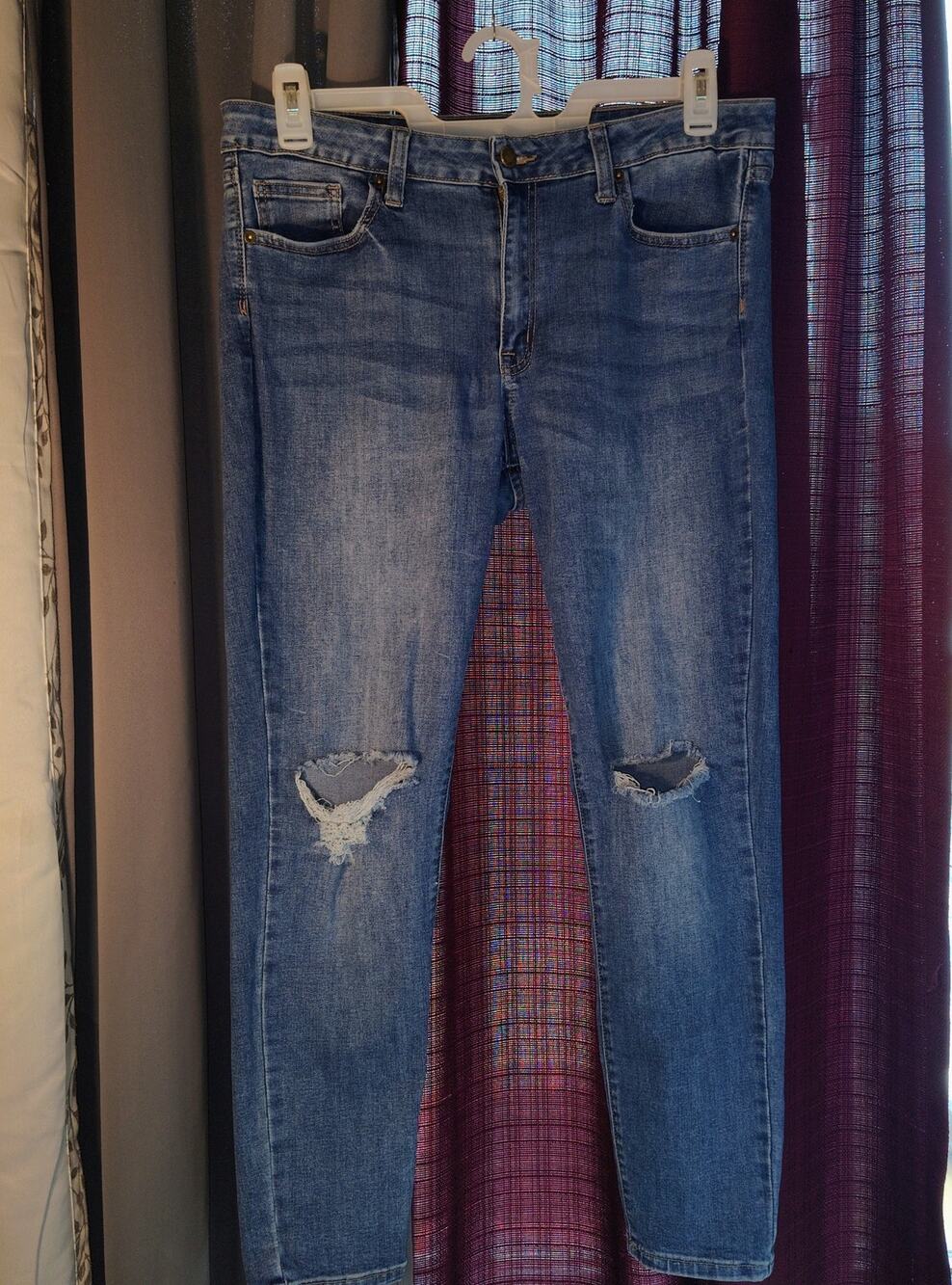 JUST USA DISTRESSED JEANS - WOMENS SIZE 32